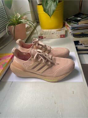 Adidas UltraBoost 22 Running
Shoes Womens Size 9 in EUC